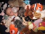 Aurian sous ses peluches 2