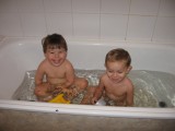 Leo et Aurian dans le bain