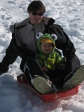 Aurian et papa font de la luge