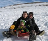 la famille sur la luge